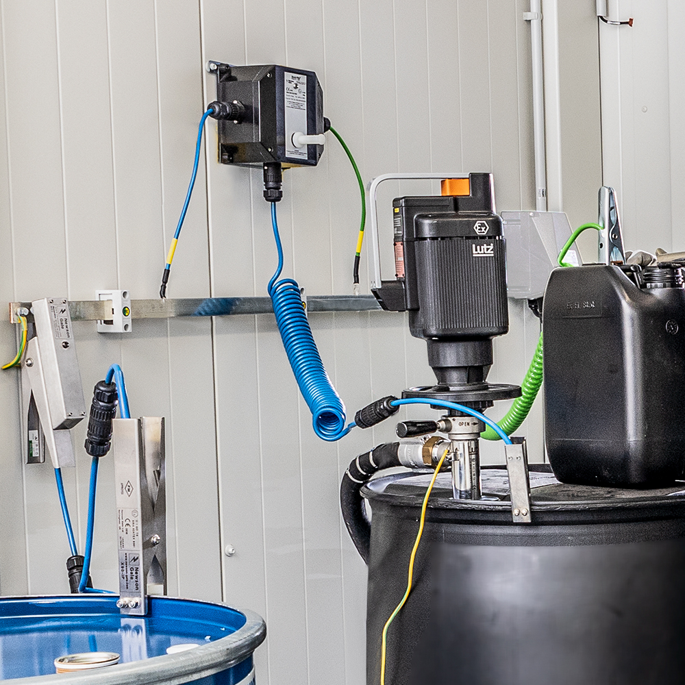Grounding rail for equipotential bonding