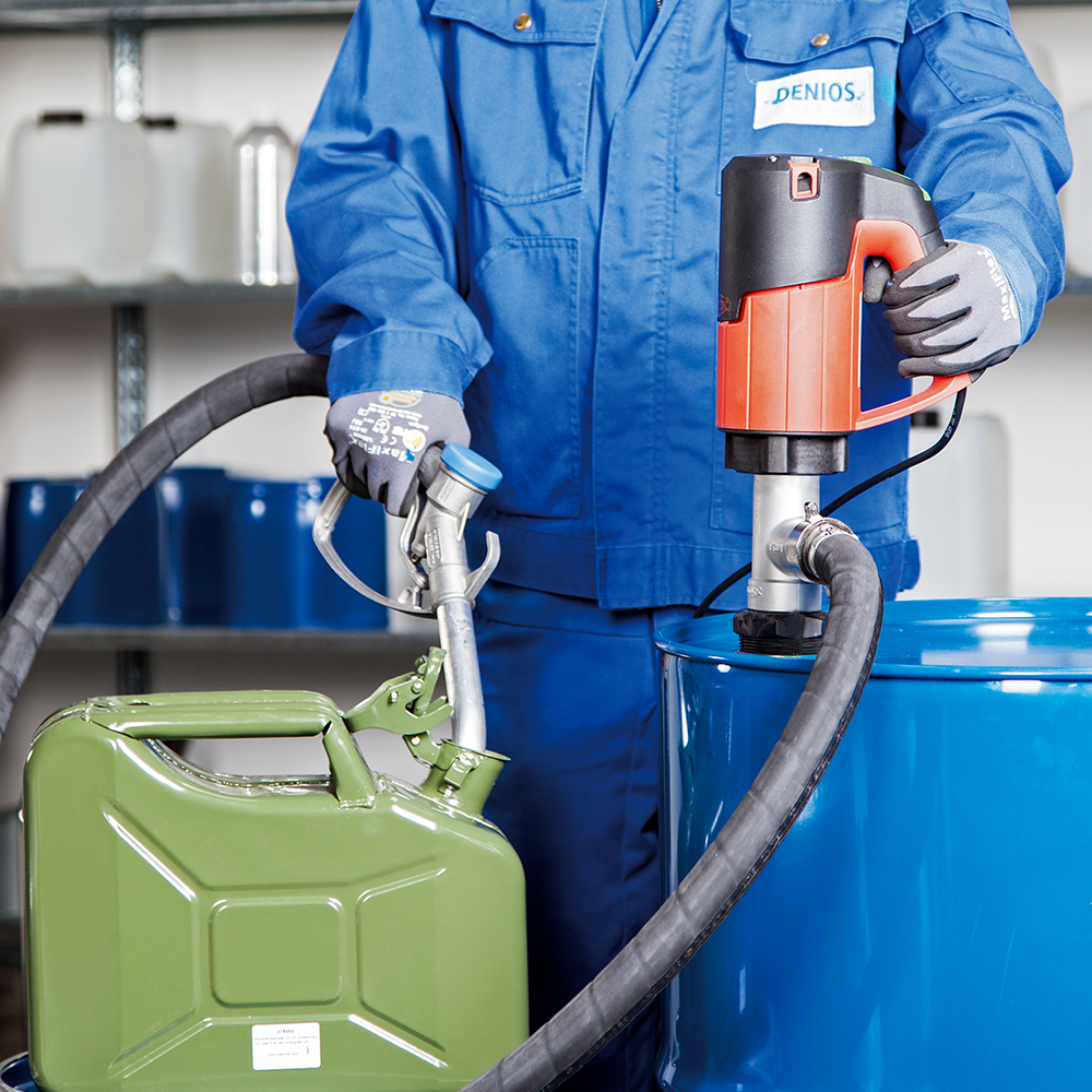 Drum pump from DENIOS for safe and precise filling from the drum into smaller containers
