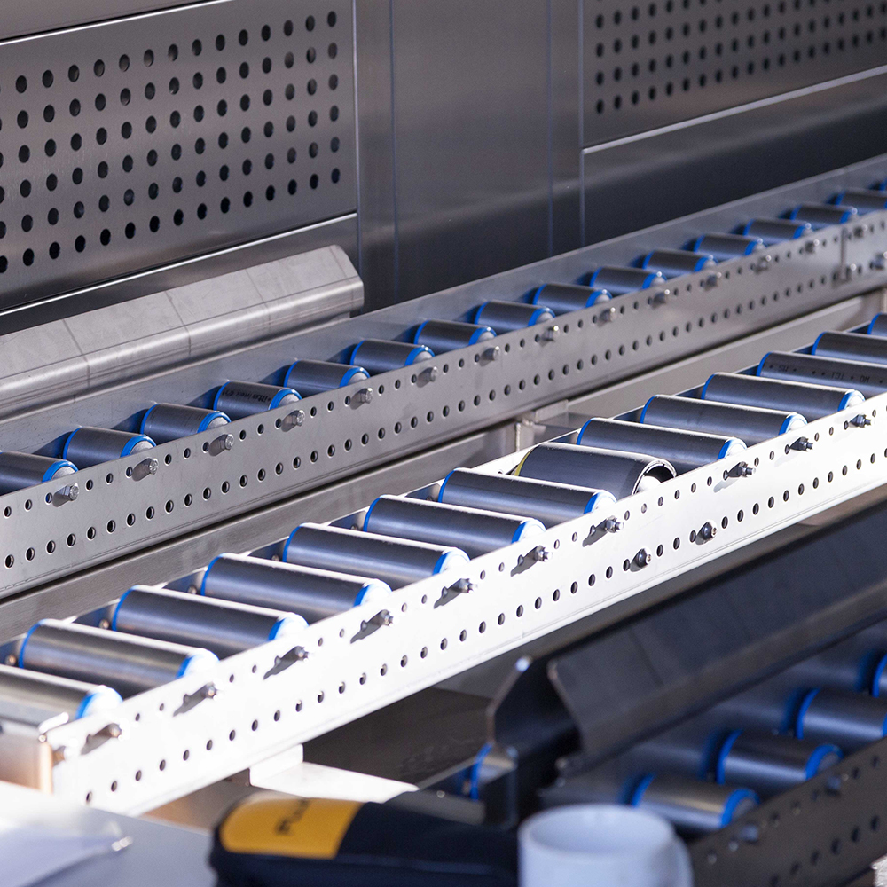 Roller conveyors for drums and pallets