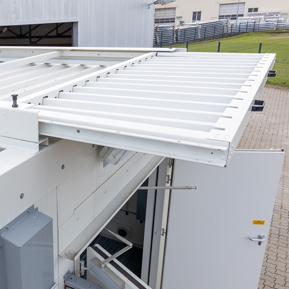 Extendable roof overhang