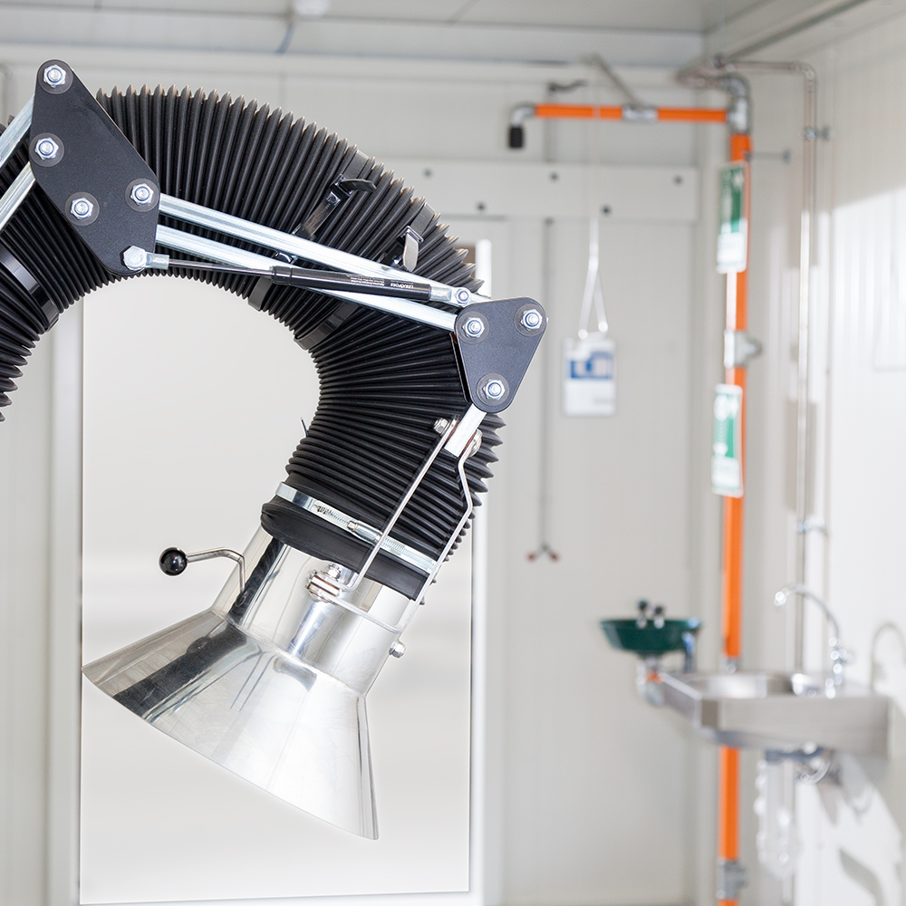 Extraction arm for spot extraction of pollutants in the hazardous materials warehouse of DENIOS