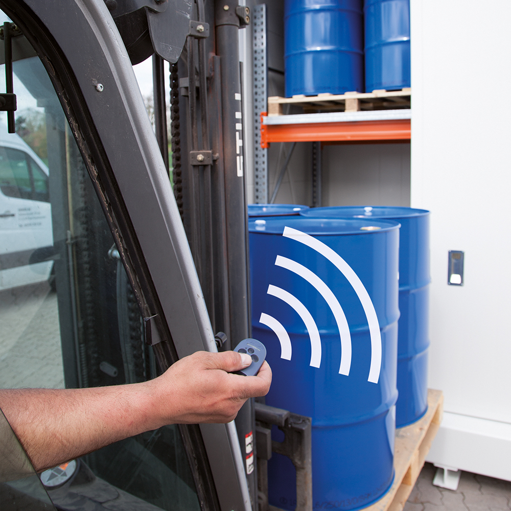 Remote control of the hazardous goods storage sliding gates from the forklift