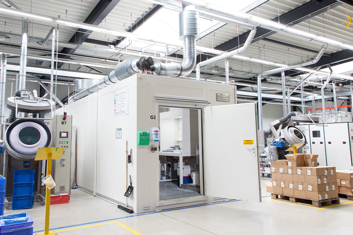 Integration of containment technology in the hazardous goods container