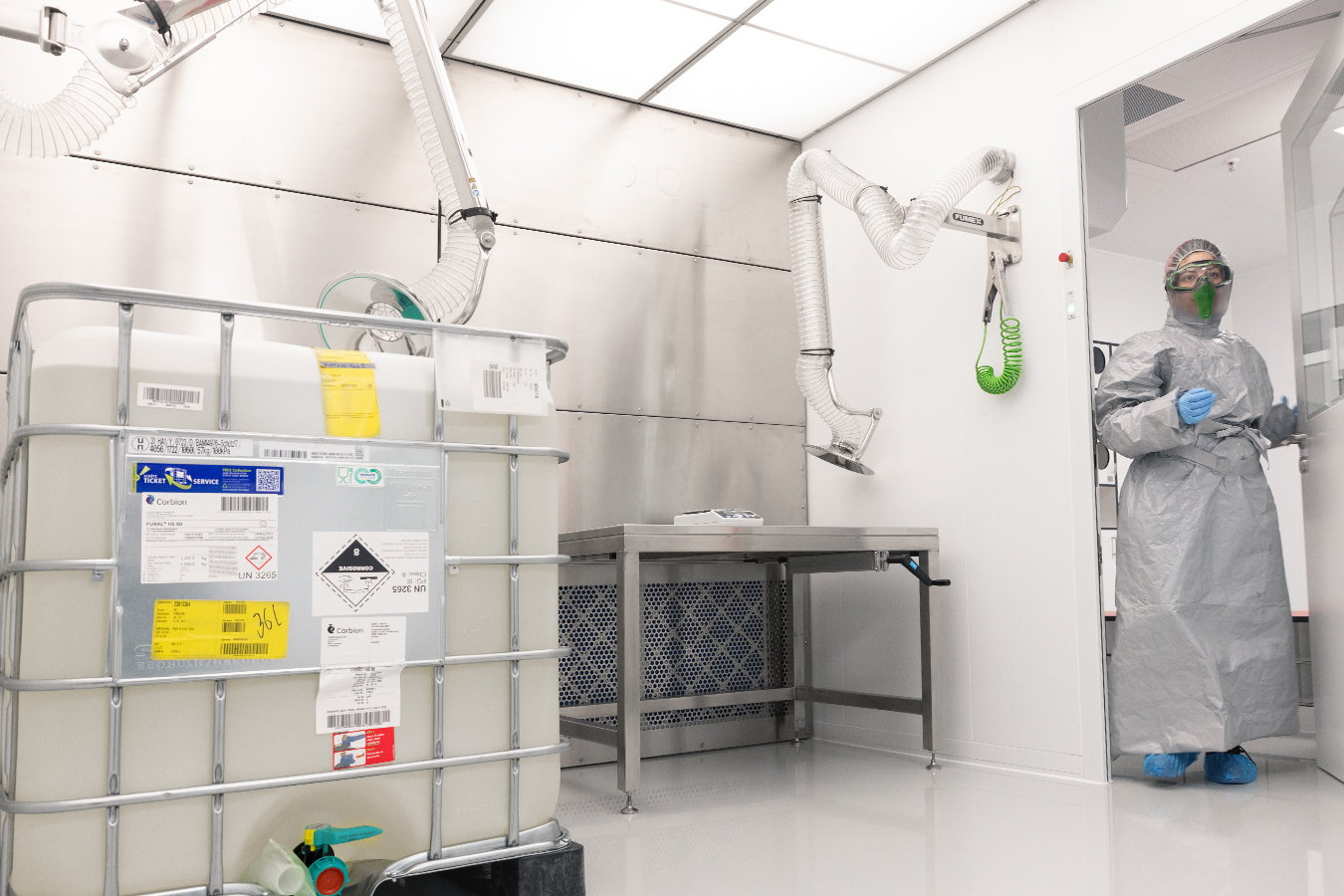 Integration of containment technology in the cleanroom