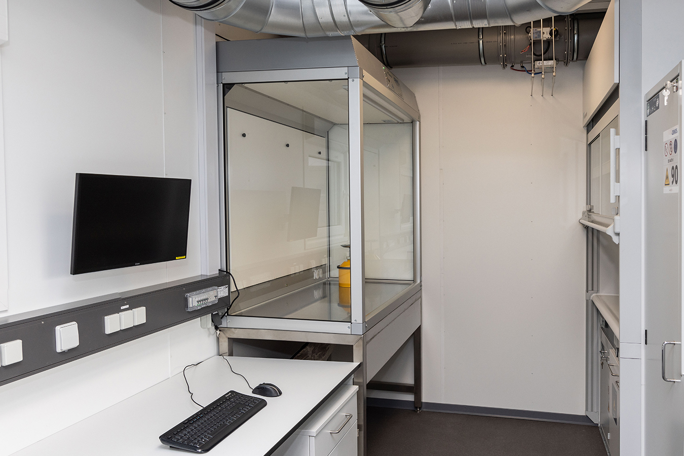 Integration of containment technology in the laboratory container