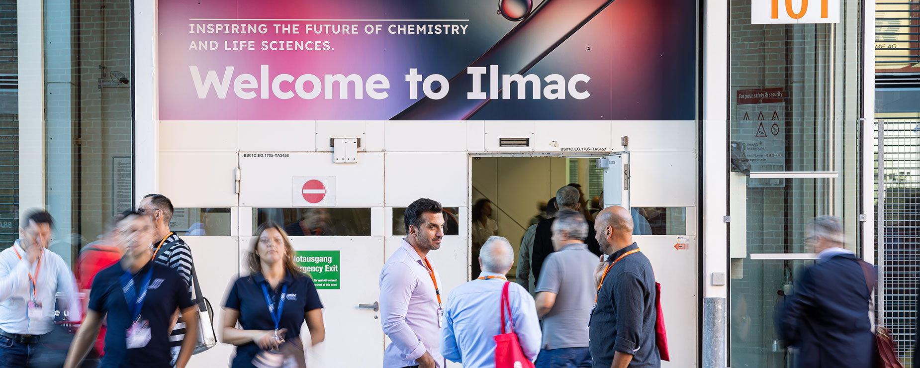 Ein Bild der Ilmac-Messe in Basel mit Besuchern im Vordergrund
