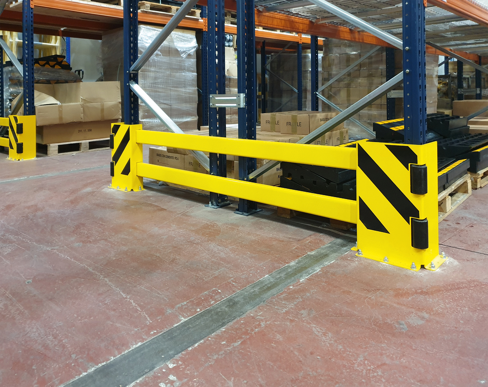 Prof. par. C per scaffal., ruote orient.,estr. fino a 2100 mm, rivestito in giallo con strisce nere