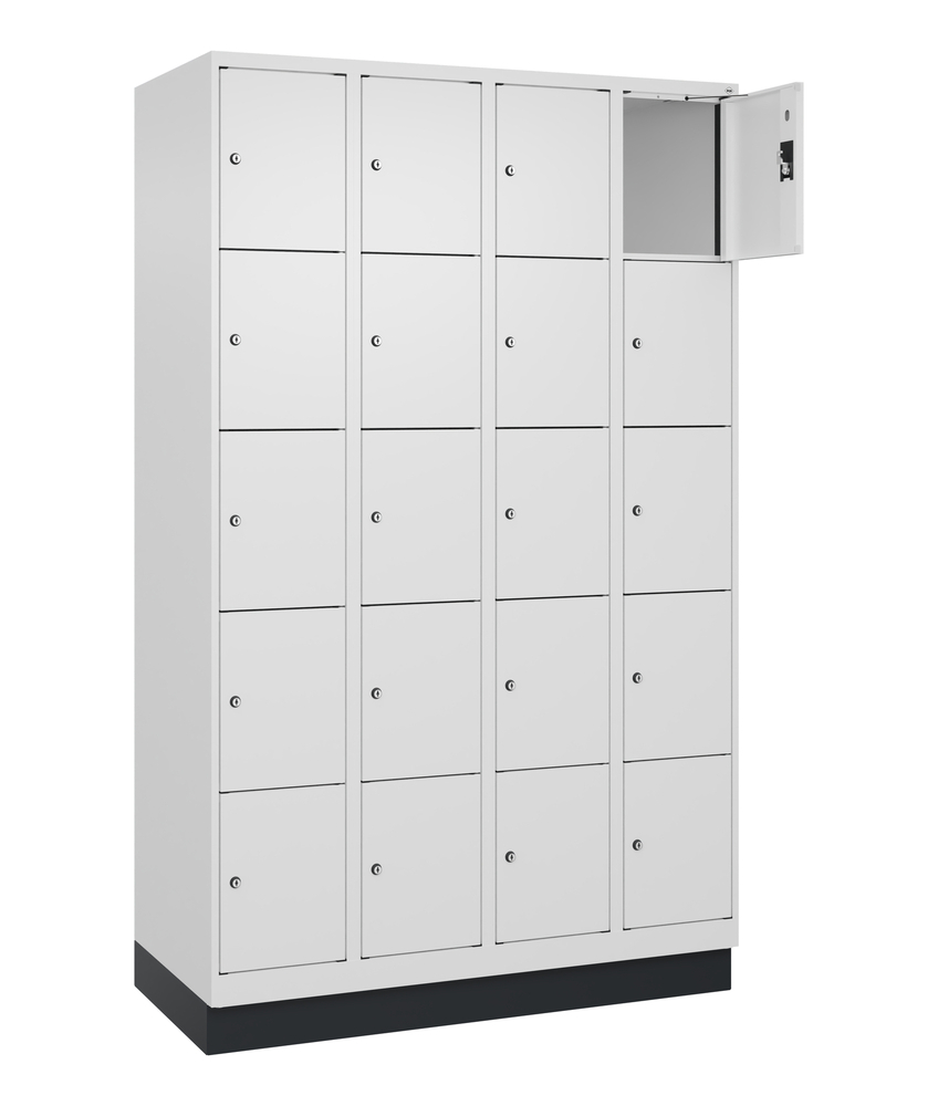 C+P Schließfachschrank Cabo-Plus, 4 Abteile je 5 Fächer, 1200 x 500 x 1950 mm, weiß, mit Sockel